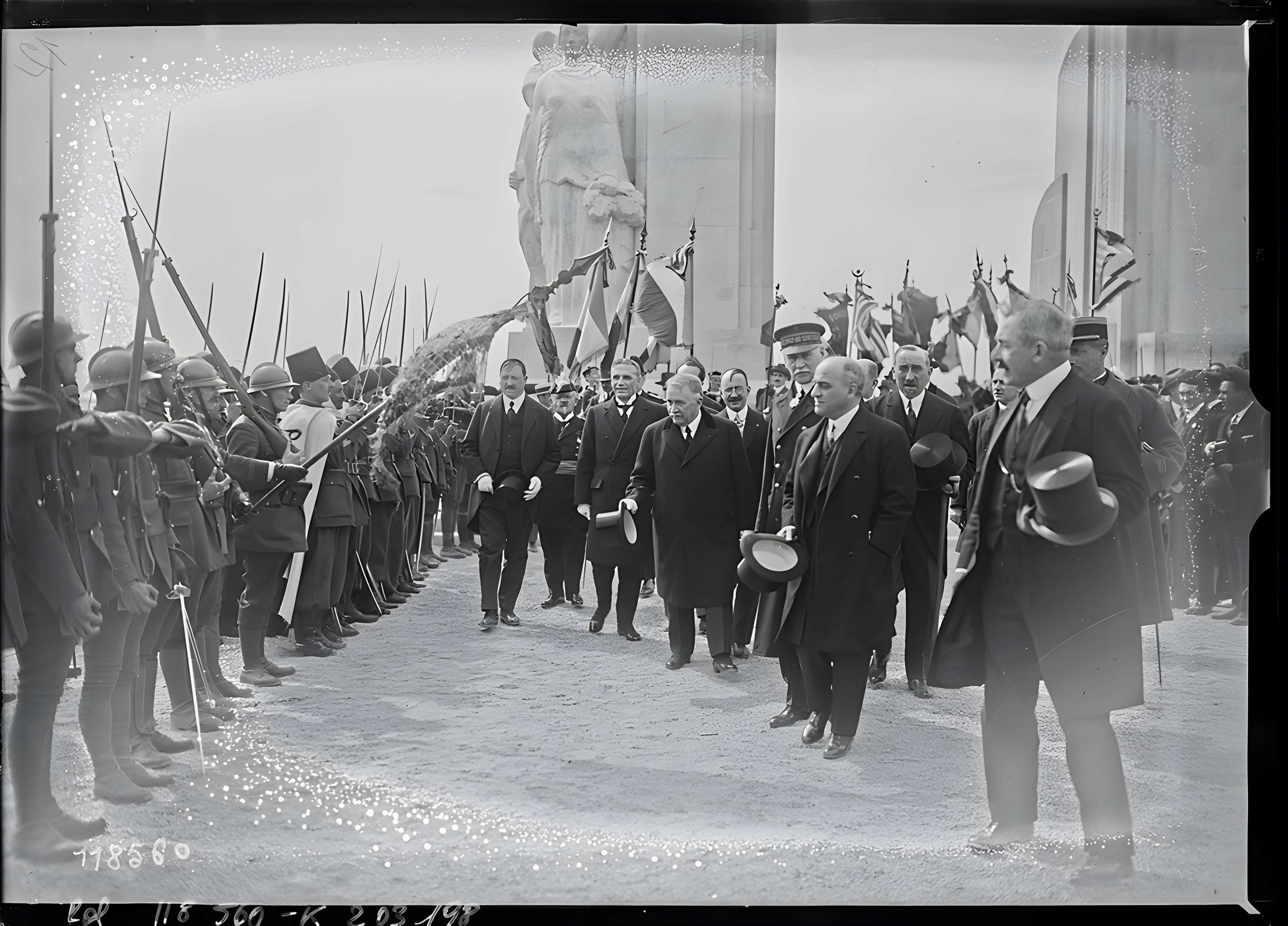 Monument aux héros de l'armée d'Orient et des terres lointaines, square Lieutenant-Danjaume