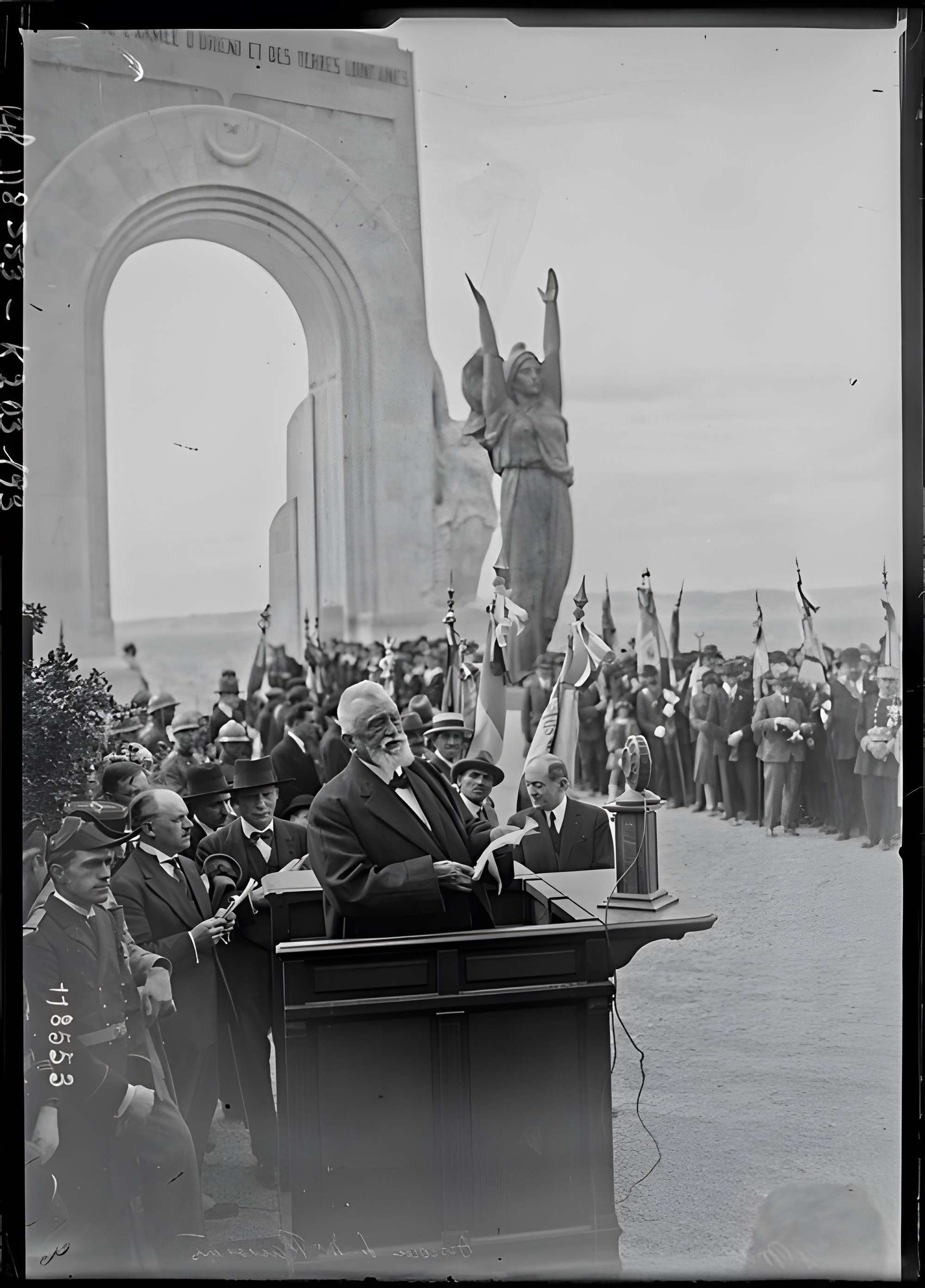 Monument aux héros de l'armée d'Orient et des terres lointaines, square Lieutenant-Danjaume