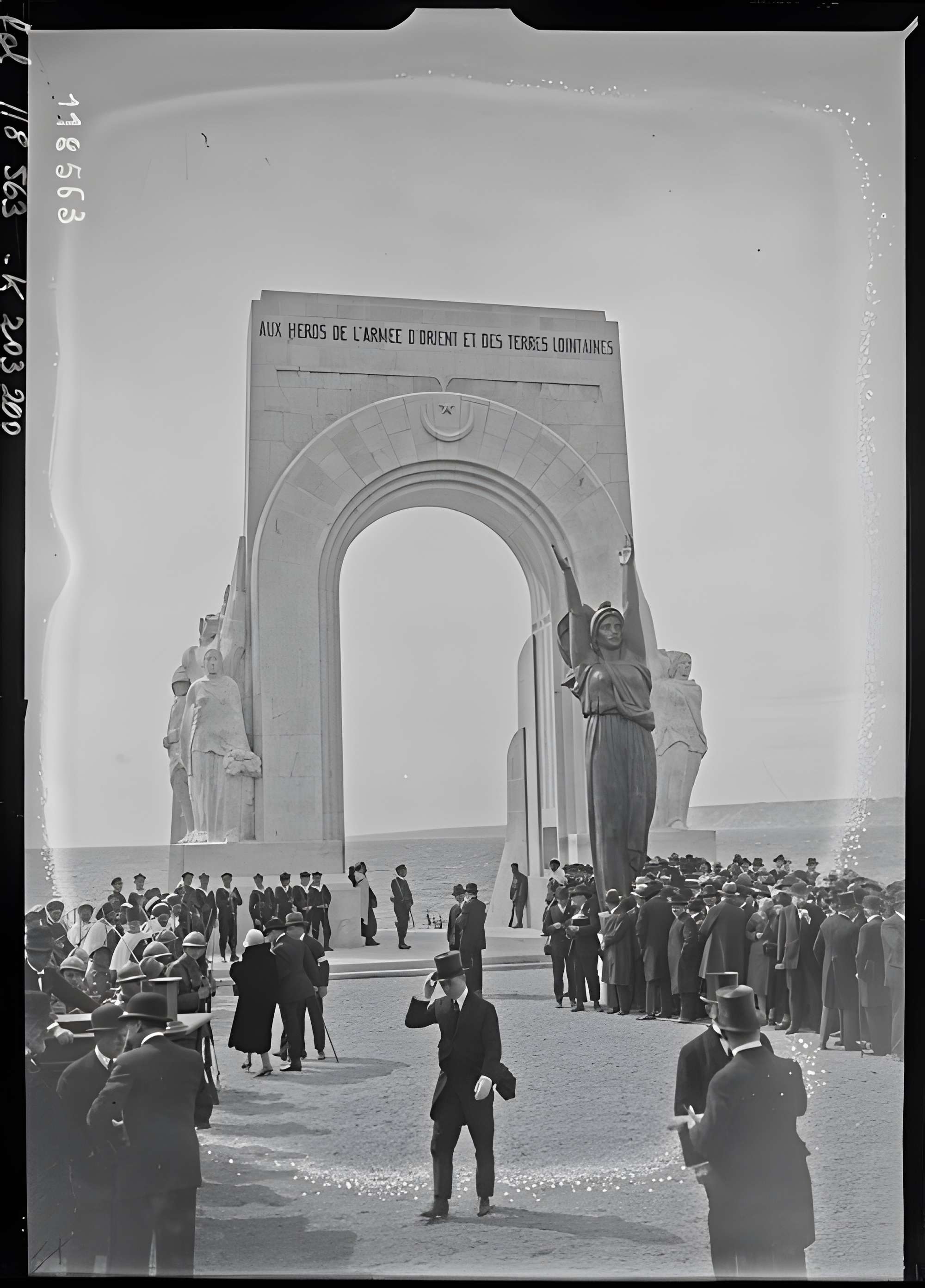 Monument aux héros de l'armée d'Orient et des terres lointaines, square Lieutenant-Danjaume