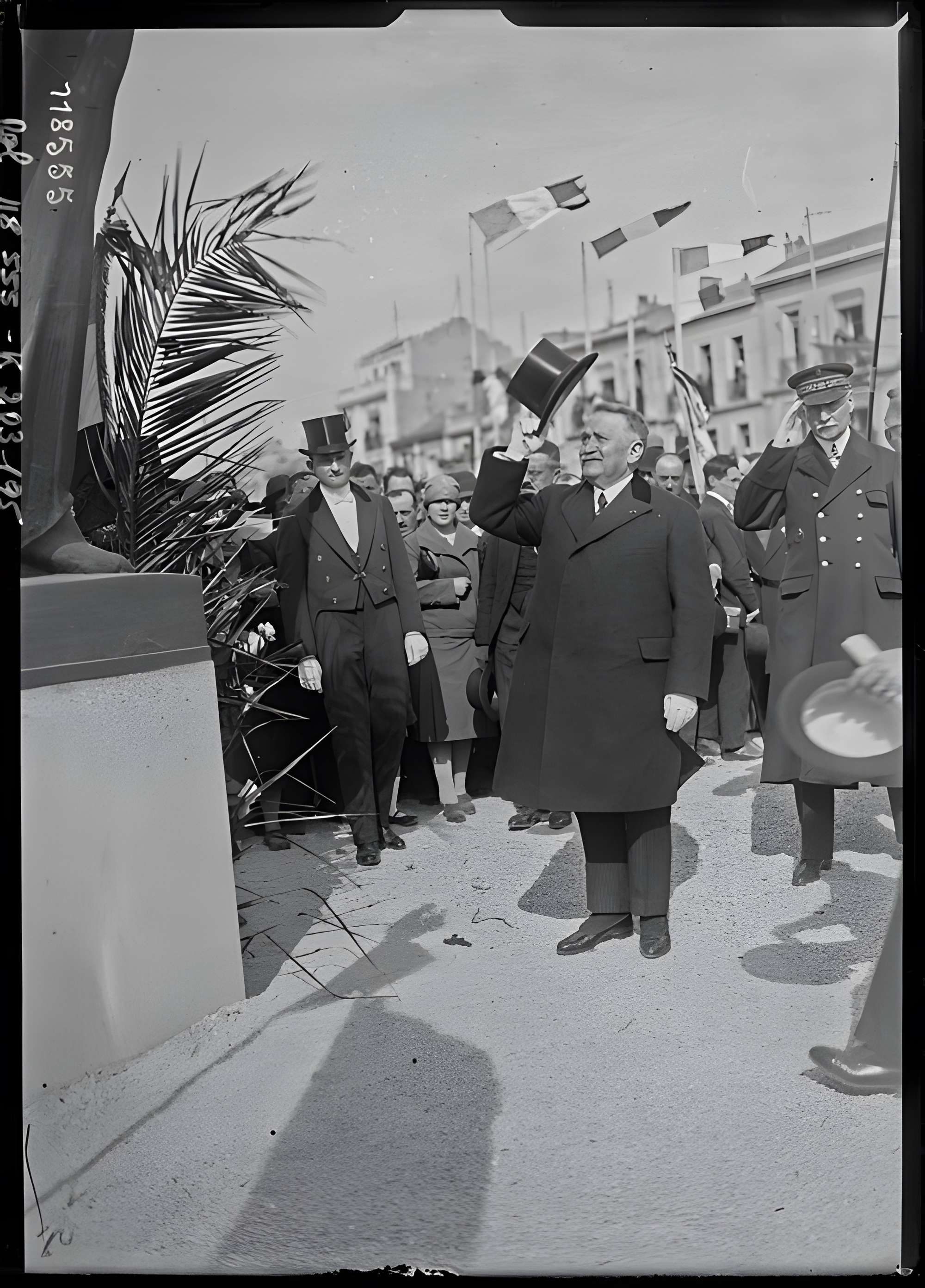 Monument aux héros de l'armée d'Orient et des terres lointaines, square Lieutenant-Danjaume
