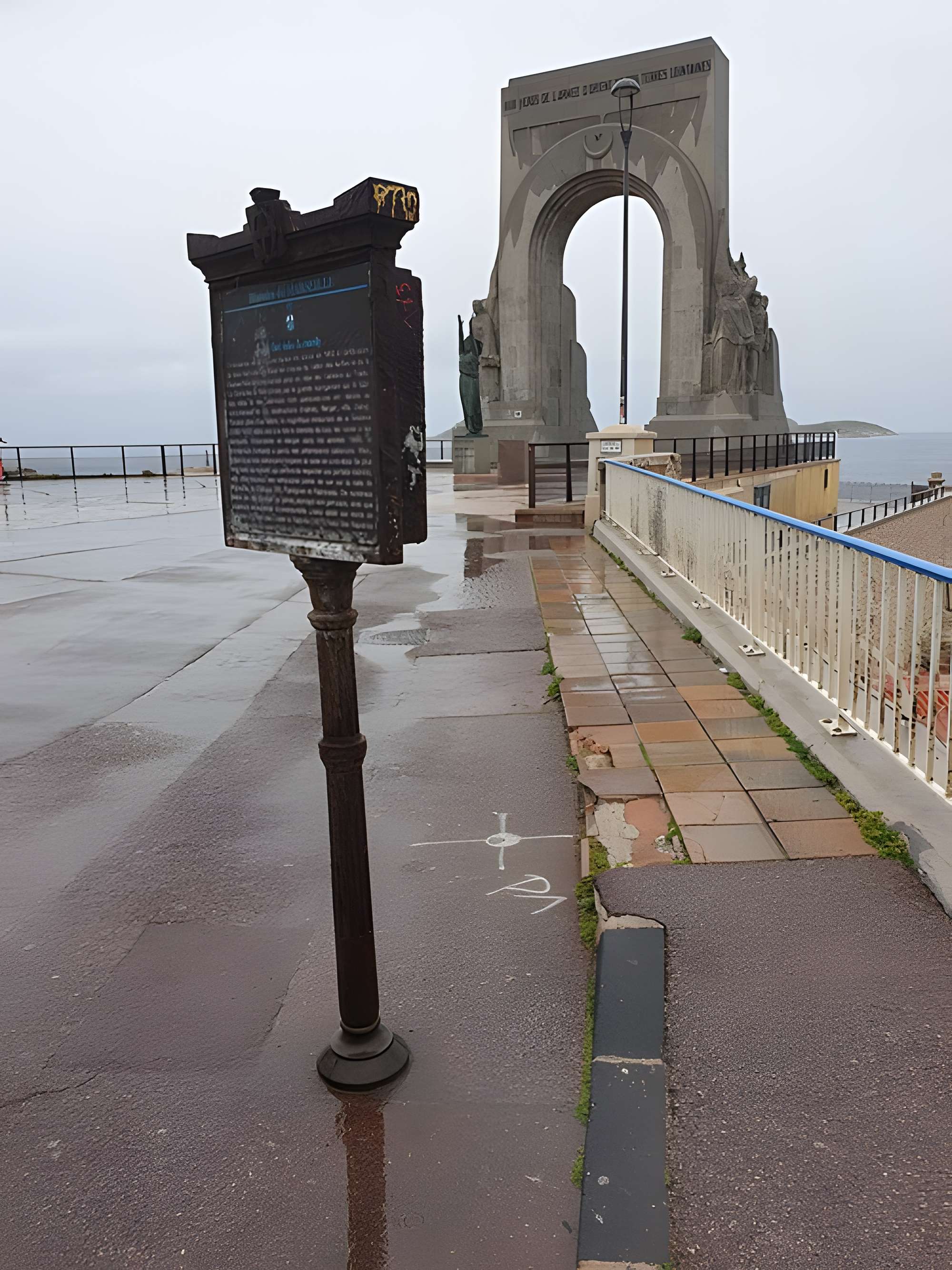 Monument aux héros de l'armée d'Orient et des terres lointaines, square Lieutenant-Danjaume
