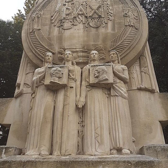 Photo de Monument commémoratif au roi Alexandre Ier de Yougoslavie et à Louis Barthou, situé jardin de la Préfecture