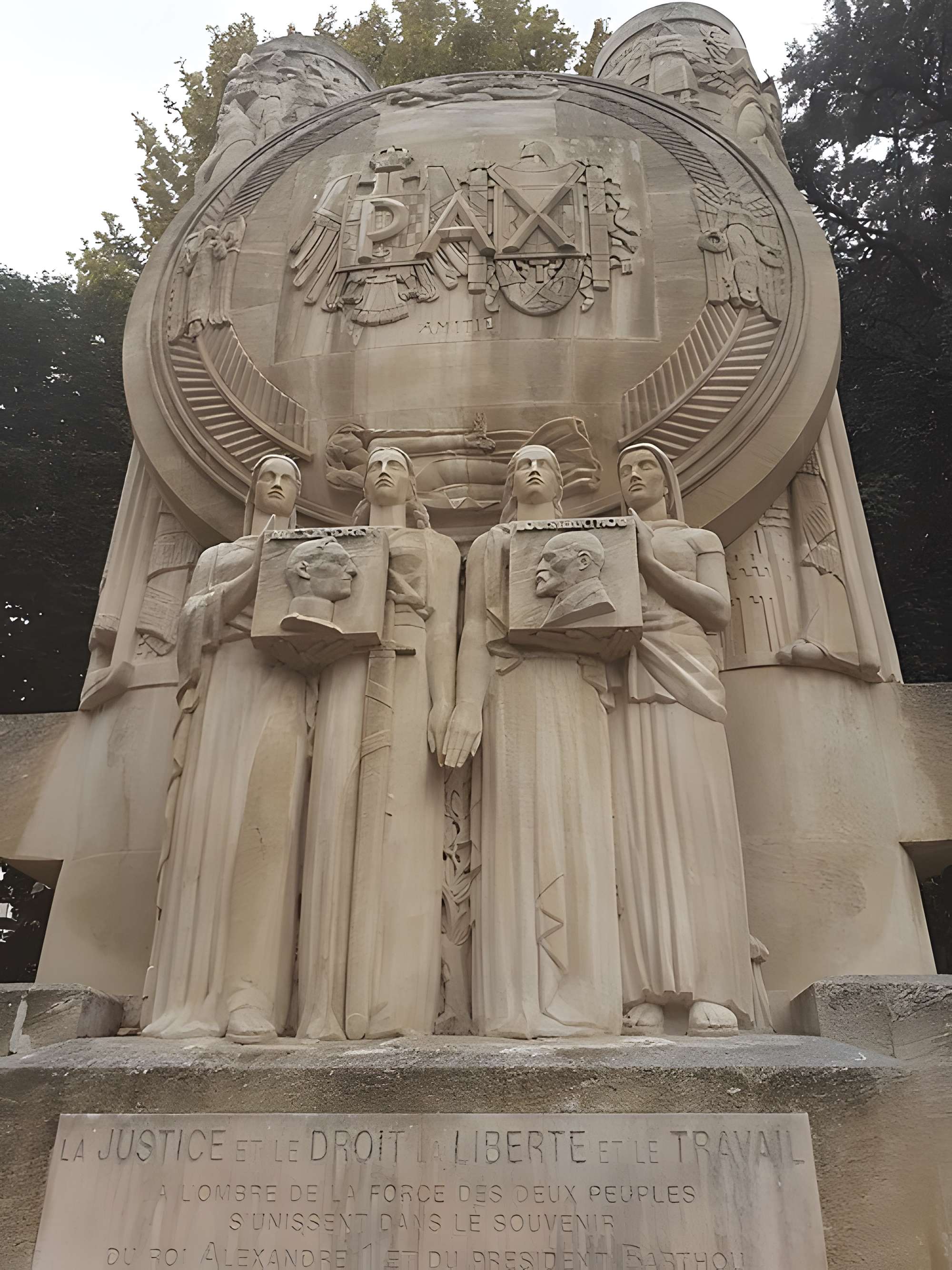 Monument commémoratif au roi Alexandre Ier de Yougoslavie et à Louis Barthou, situé jardin de la Préfecture