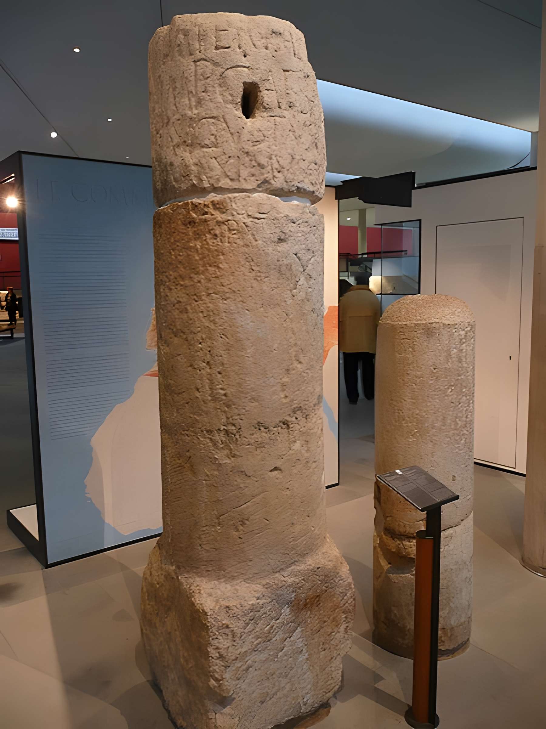 Restes de l'antique voie aurélienne et la colonne milliaire qui subsistent (également sur commune de Paradou)