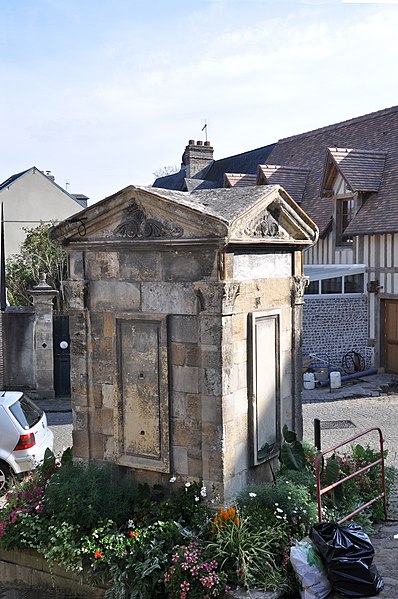 Photo de Puits situé à l'angle de la rue du Puits et de la rue Bucaille (anciennement rue de l'Homme-de-Bois)