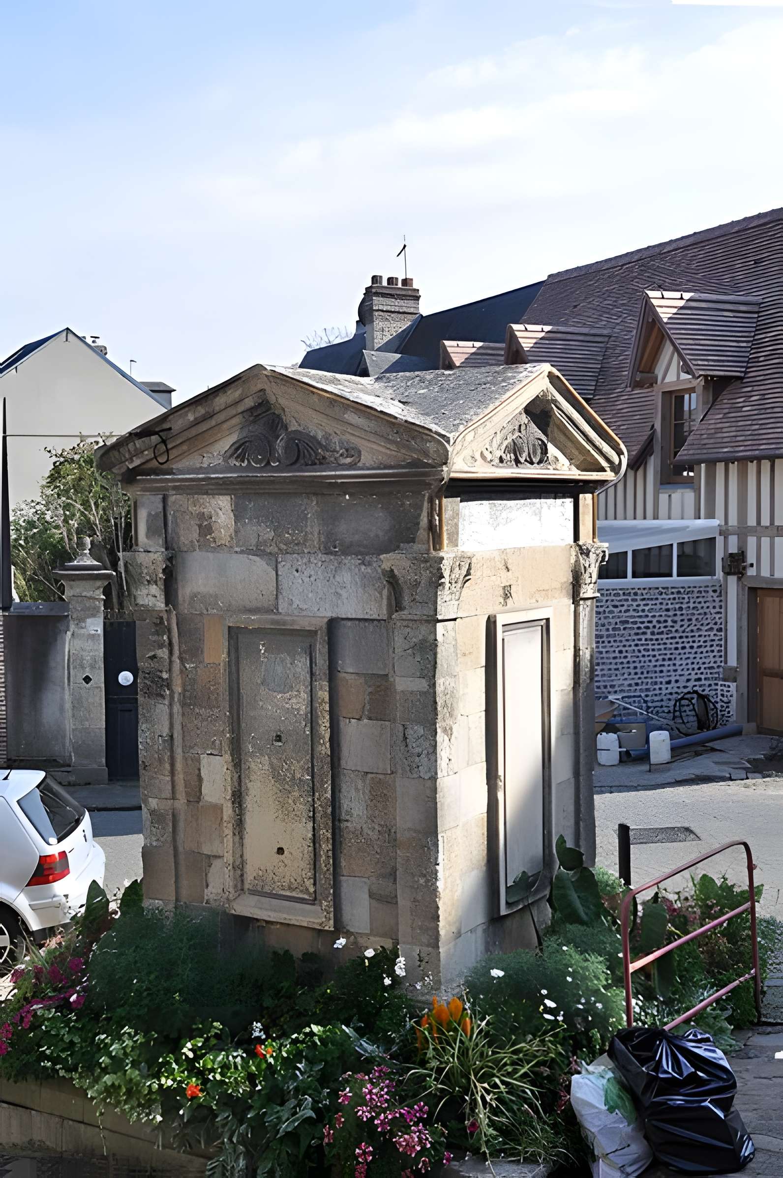 Puits situé à l'angle de la rue du Puits et de la rue Bucaille (anciennement rue de l'Homme-de-Bois)