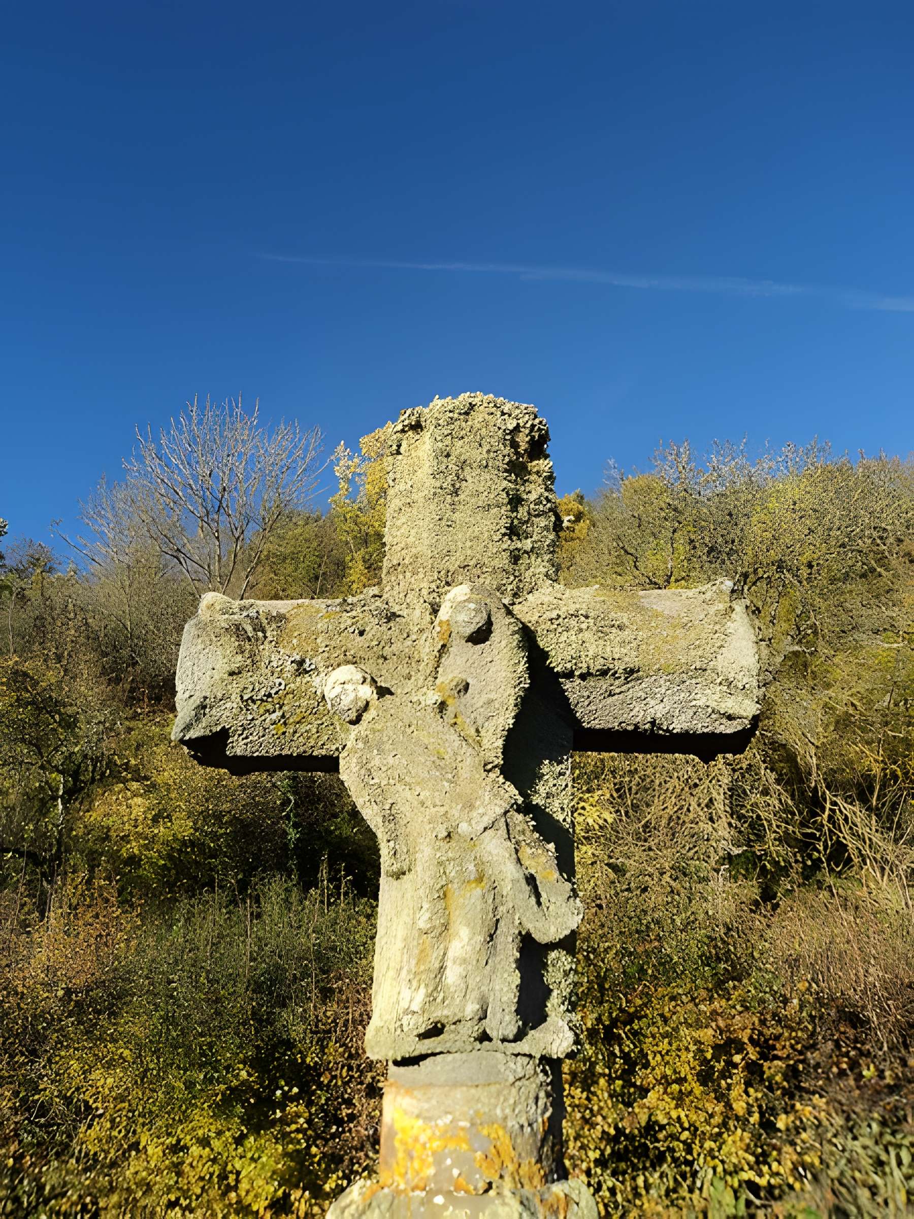 Croix de chemin à l'effigie de Notre-Dame-de-Pitié