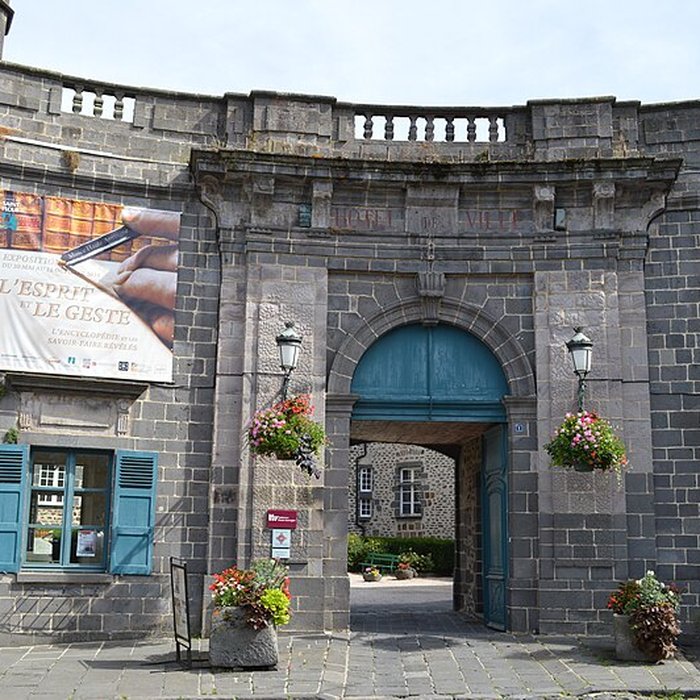 Photo de Ancien évêché, actuellement mairie et musée