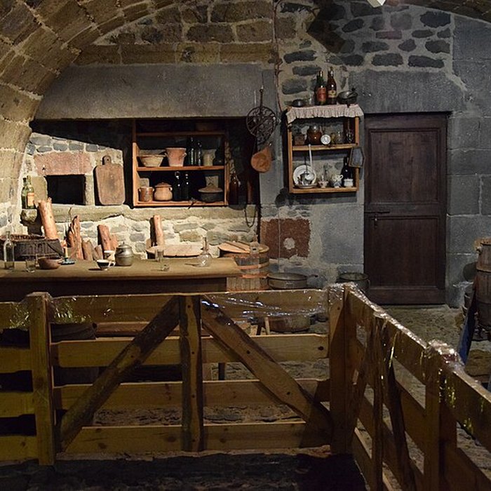 Photo de Ancien évêché, actuellement mairie et musée