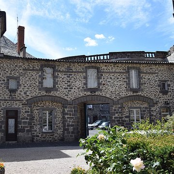 Ancien évêché, actuellement mairie et musée