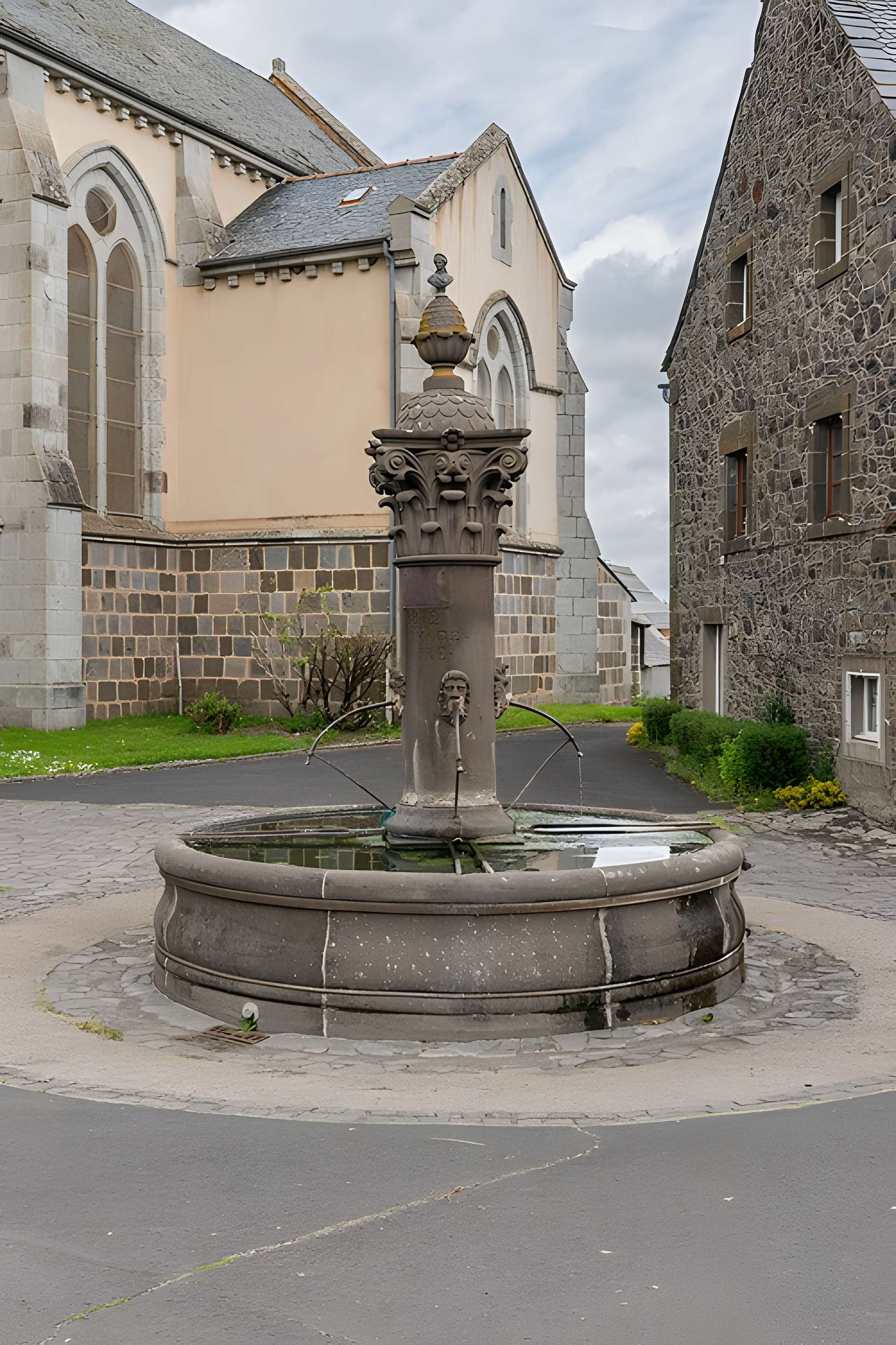 Fontaine datée de 1872