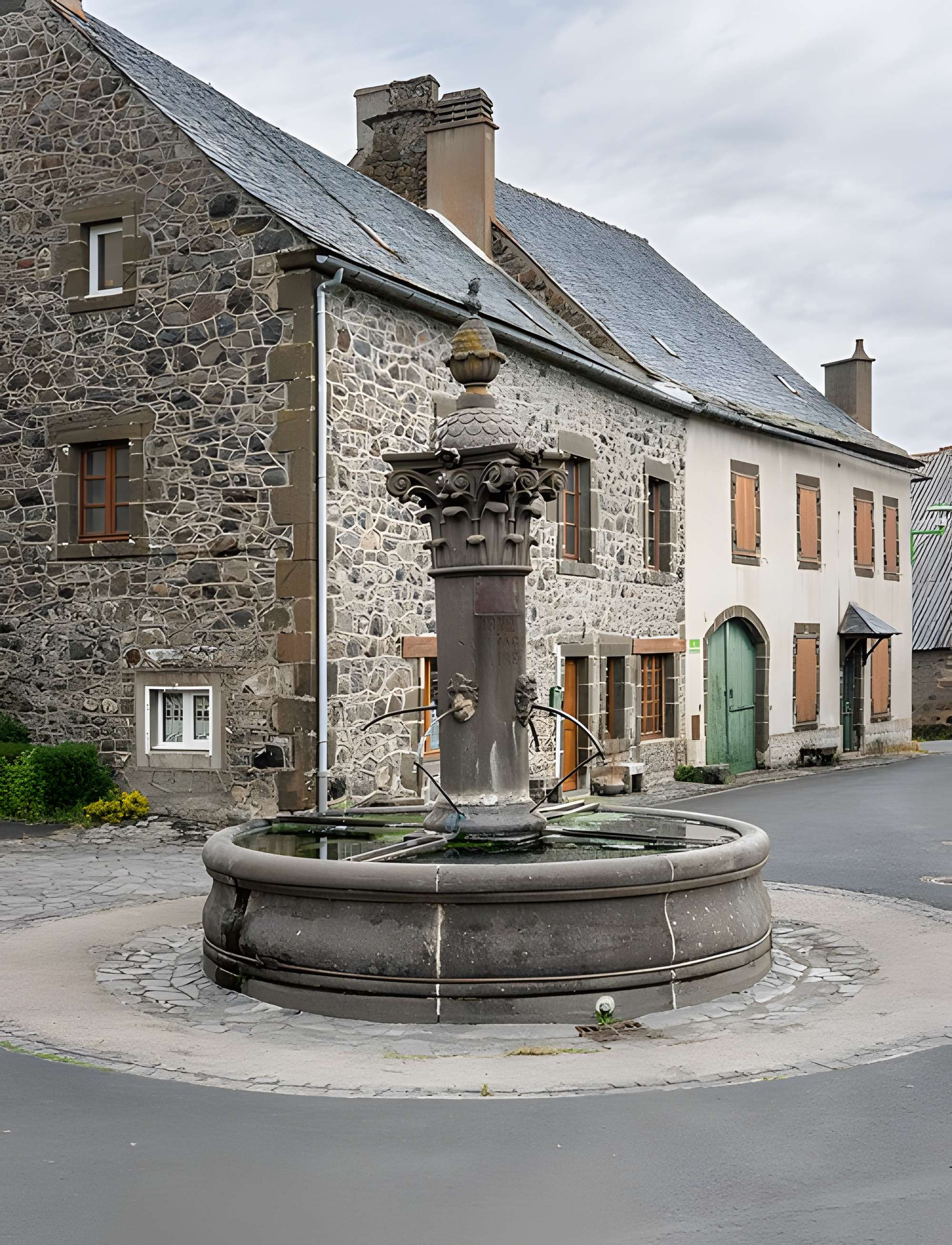 Fontaine datée de 1872