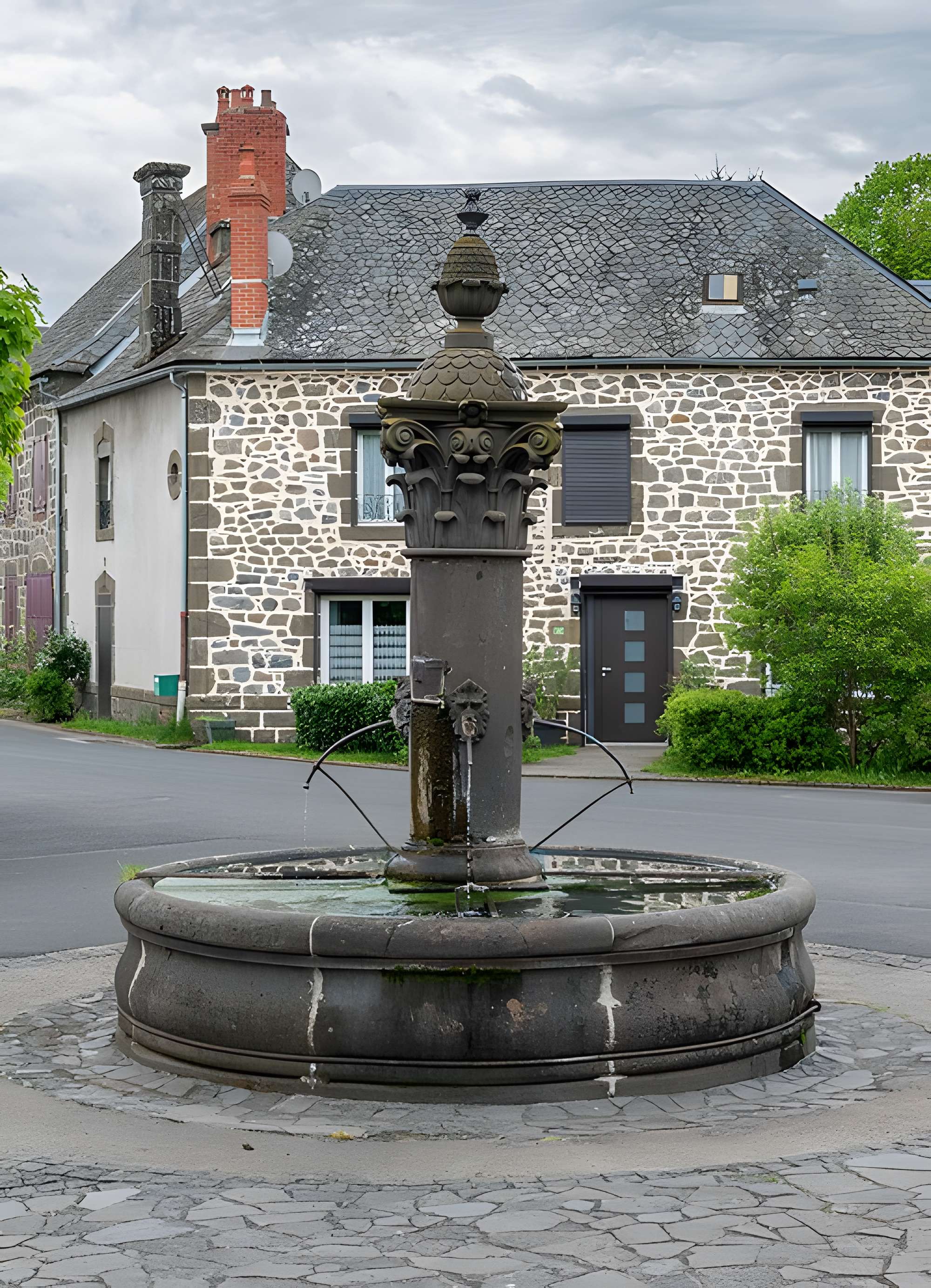 Fontaine datée de 1872