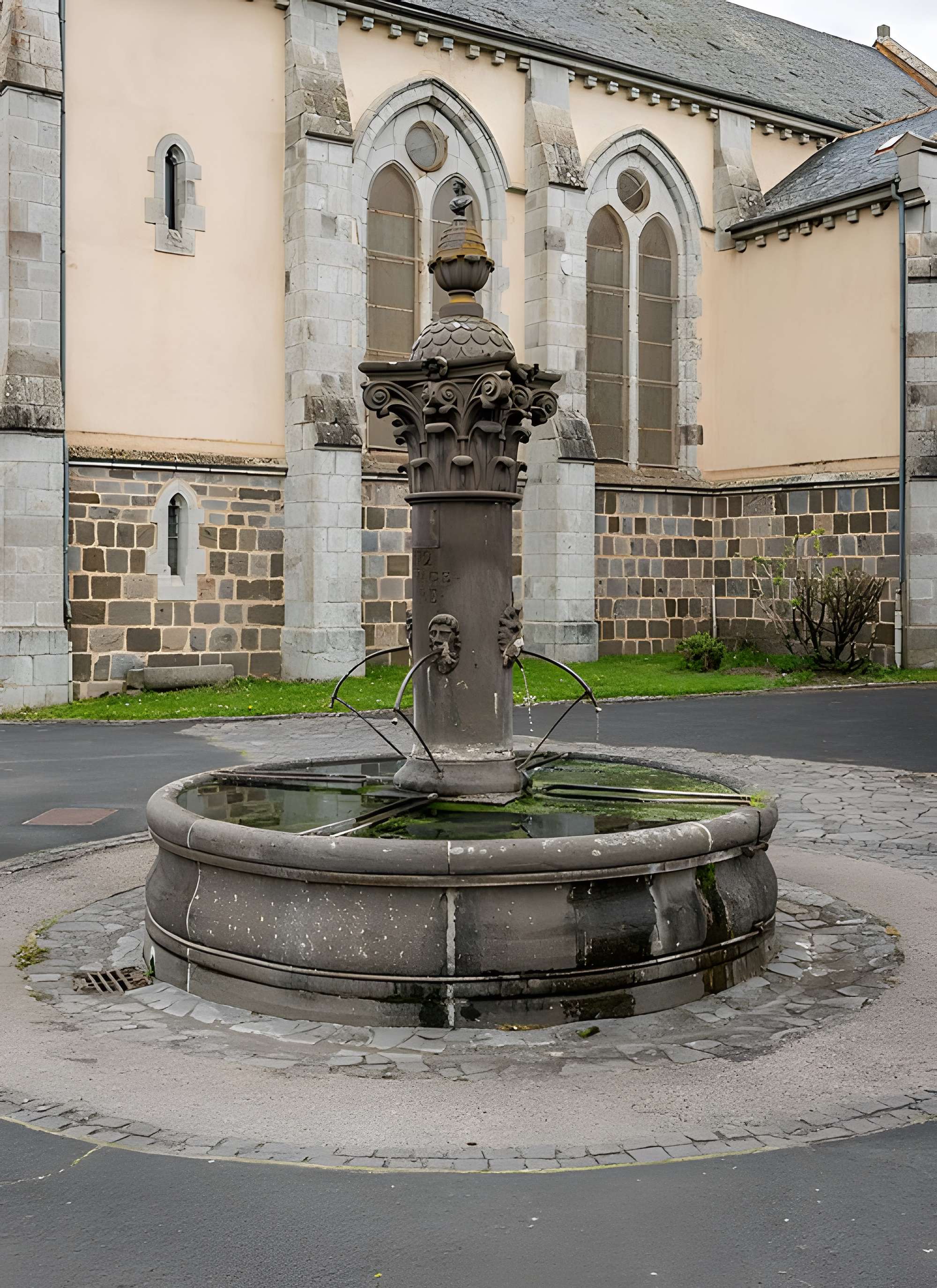 Fontaine datée de 1872