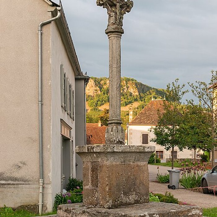 Photo de Croix de carrefour en granit située sur la place