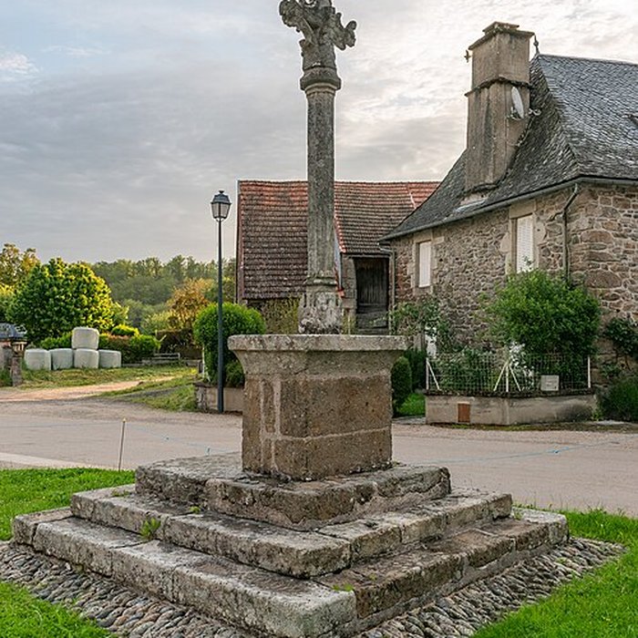 Photo de Croix de carrefour en granit située sur la place