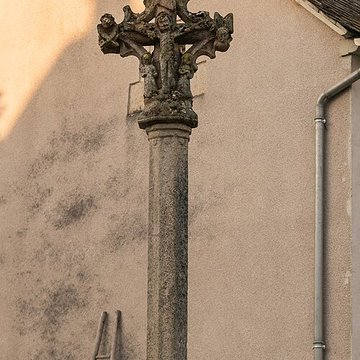 Croix de carrefour en granit située sur la place