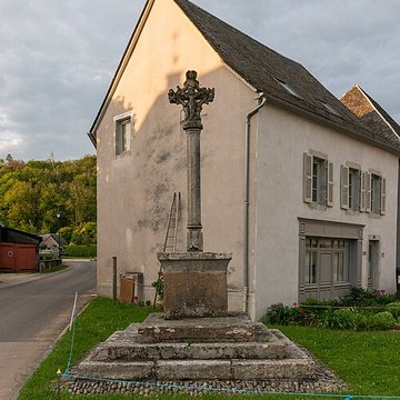 Croix de carrefour en granit située sur la place
