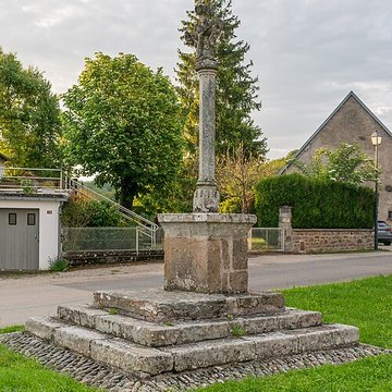 Croix de carrefour en granit située sur la place