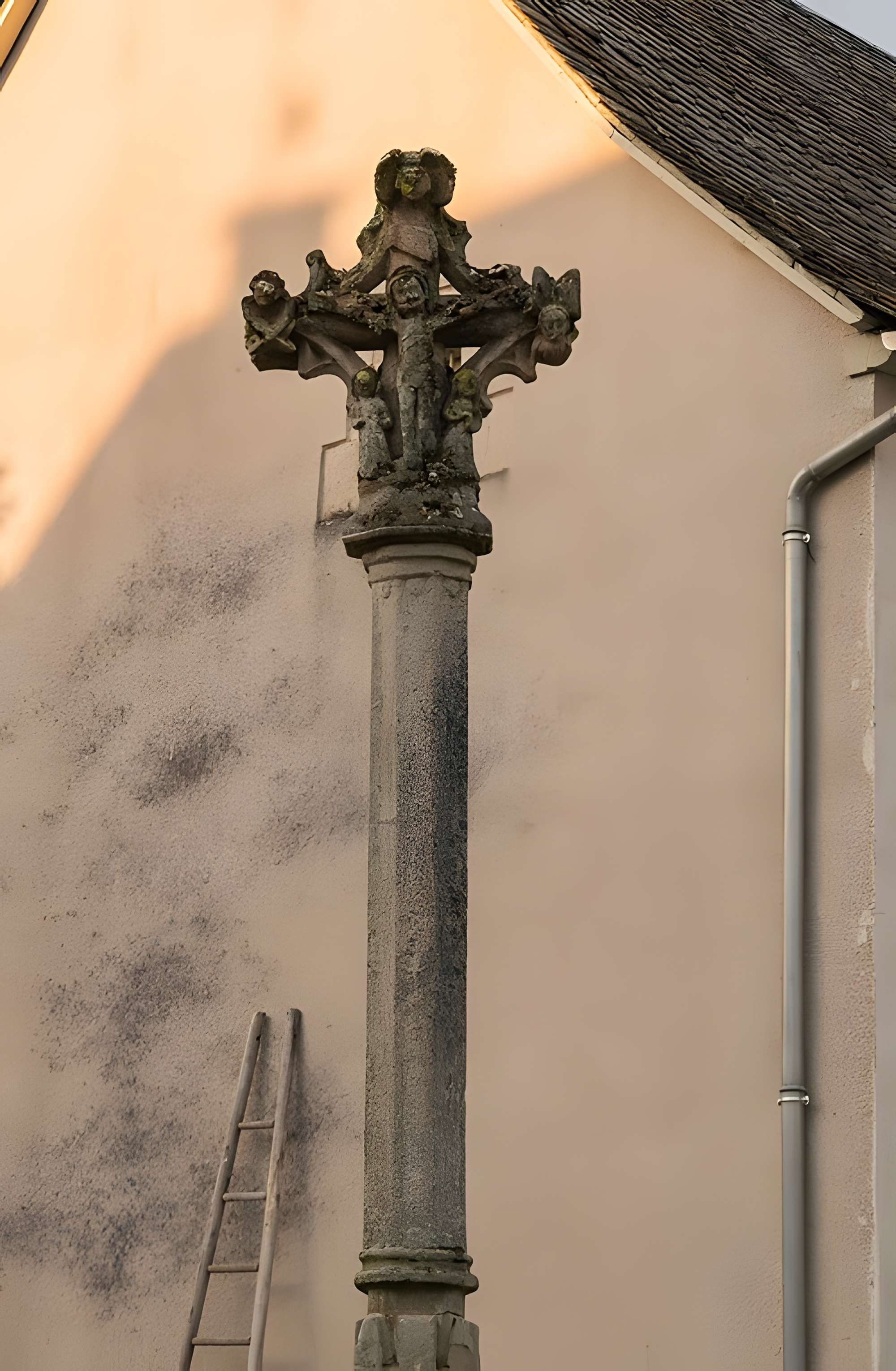 Croix de carrefour en granit située sur la place