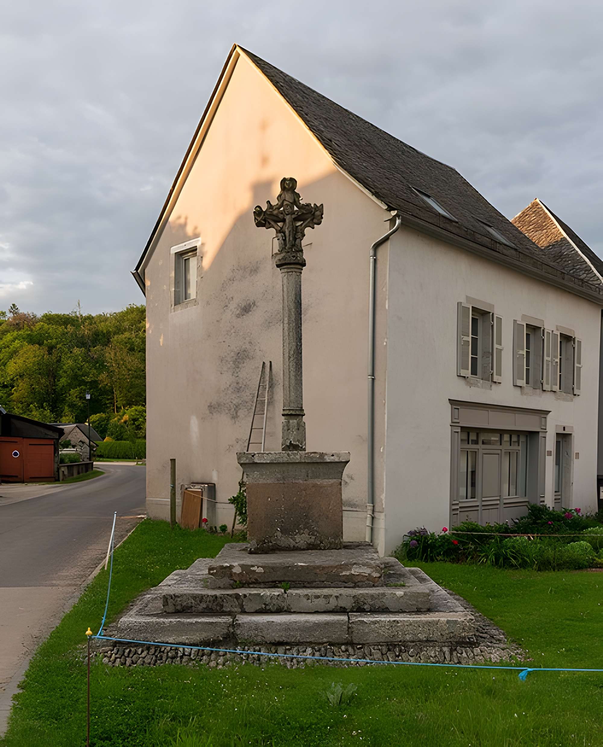 Croix de carrefour en granit située sur la place