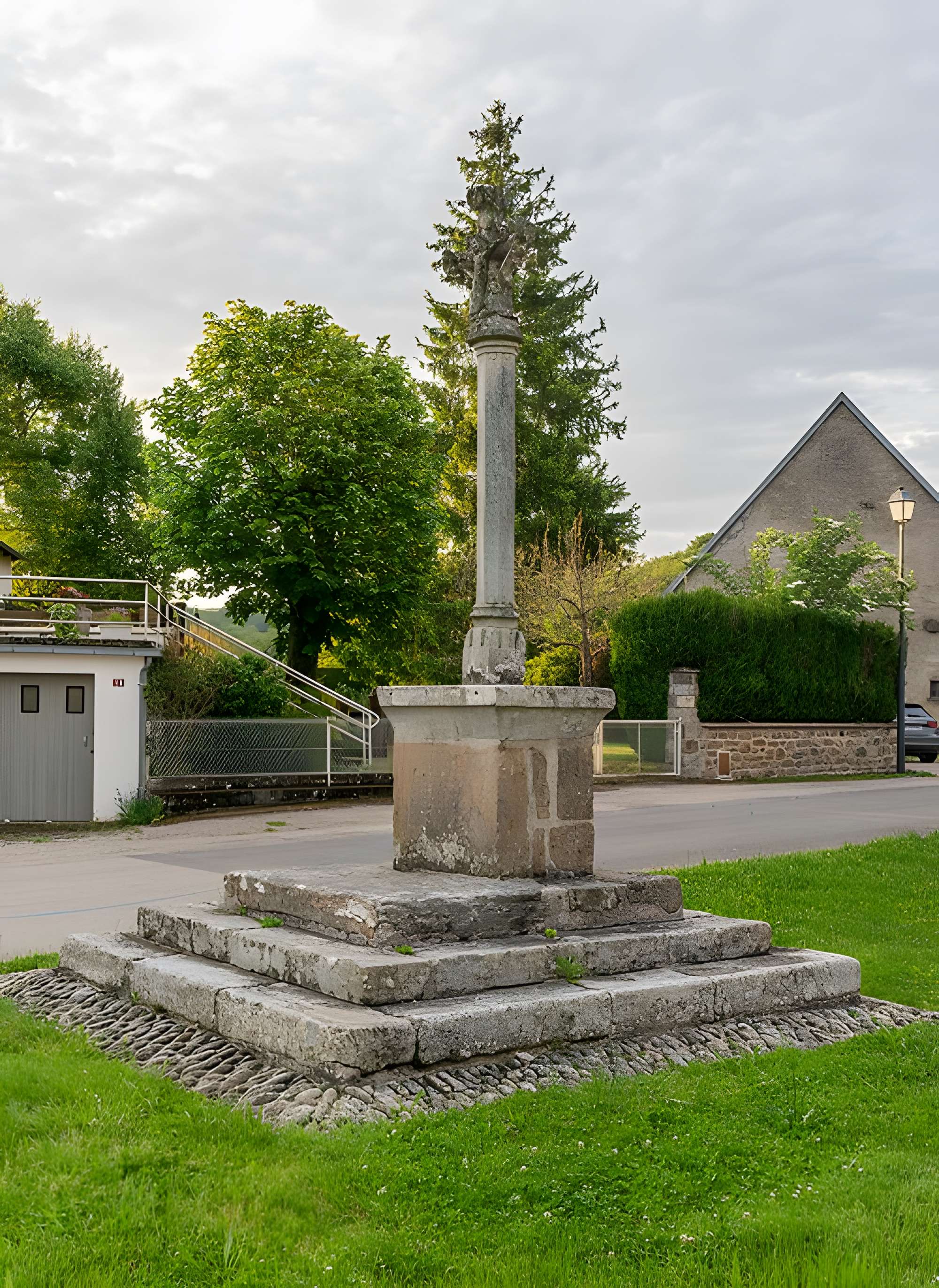 Croix de carrefour en granit située sur la place