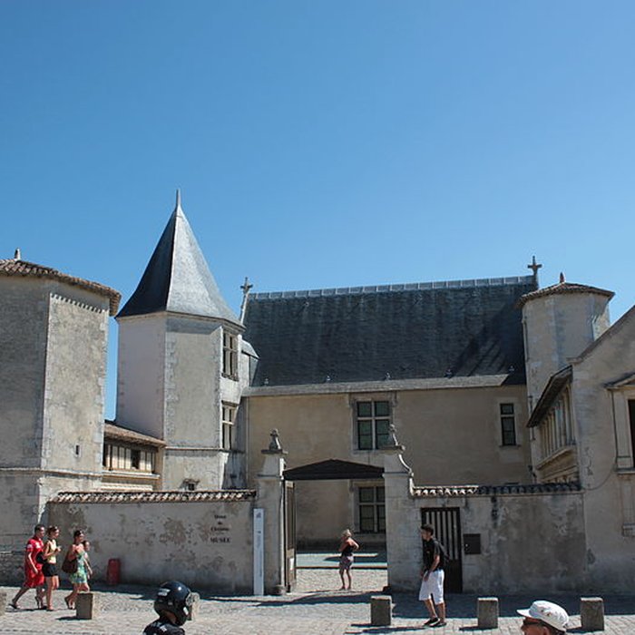 Photo de Ancienne abbaye, dénommée aussi ancien château des Seigneurs de Rhé ou ancien hôtel de Clerjotte
