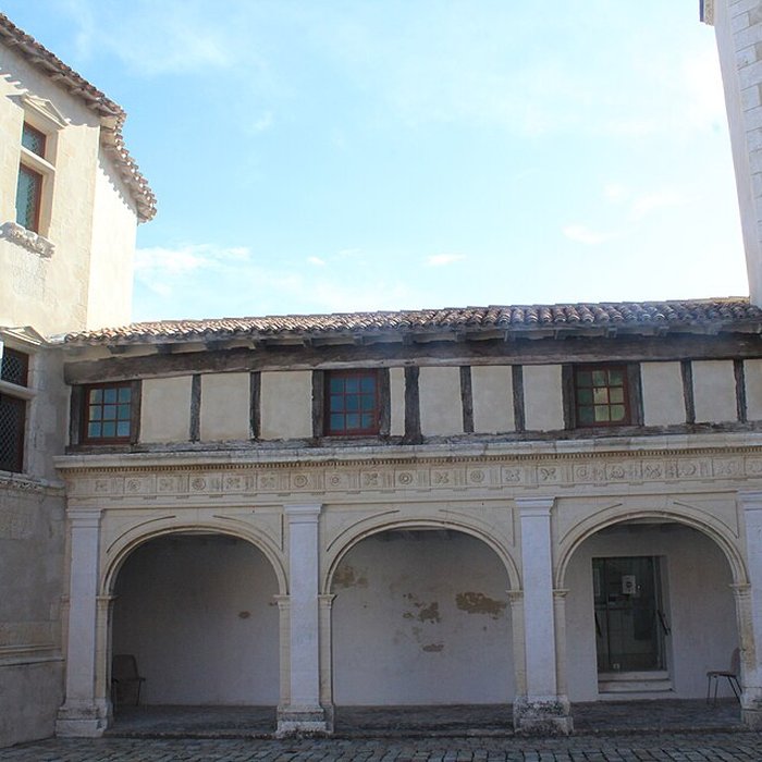 Photo de Ancienne abbaye, dénommée aussi ancien château des Seigneurs de Rhé ou ancien hôtel de Clerjotte