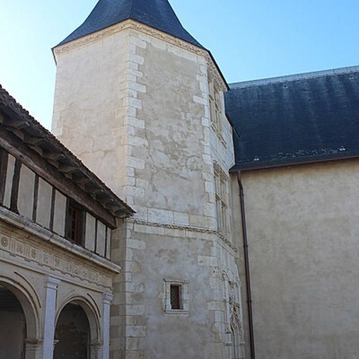 Photo de Ancienne abbaye, dénommée aussi ancien château des Seigneurs de Rhé ou ancien hôtel de Clerjotte