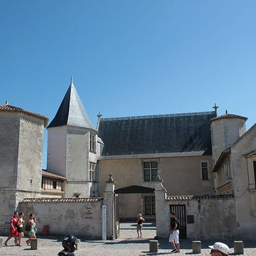 Ancienne abbaye, dénommée aussi ancien château des Seigneurs de Rhé ou ancien hôtel de Clerjotte