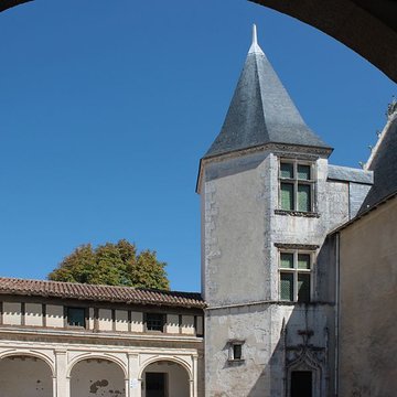 Ancienne abbaye, dénommée aussi ancien château des Seigneurs de Rhé ou ancien hôtel de Clerjotte