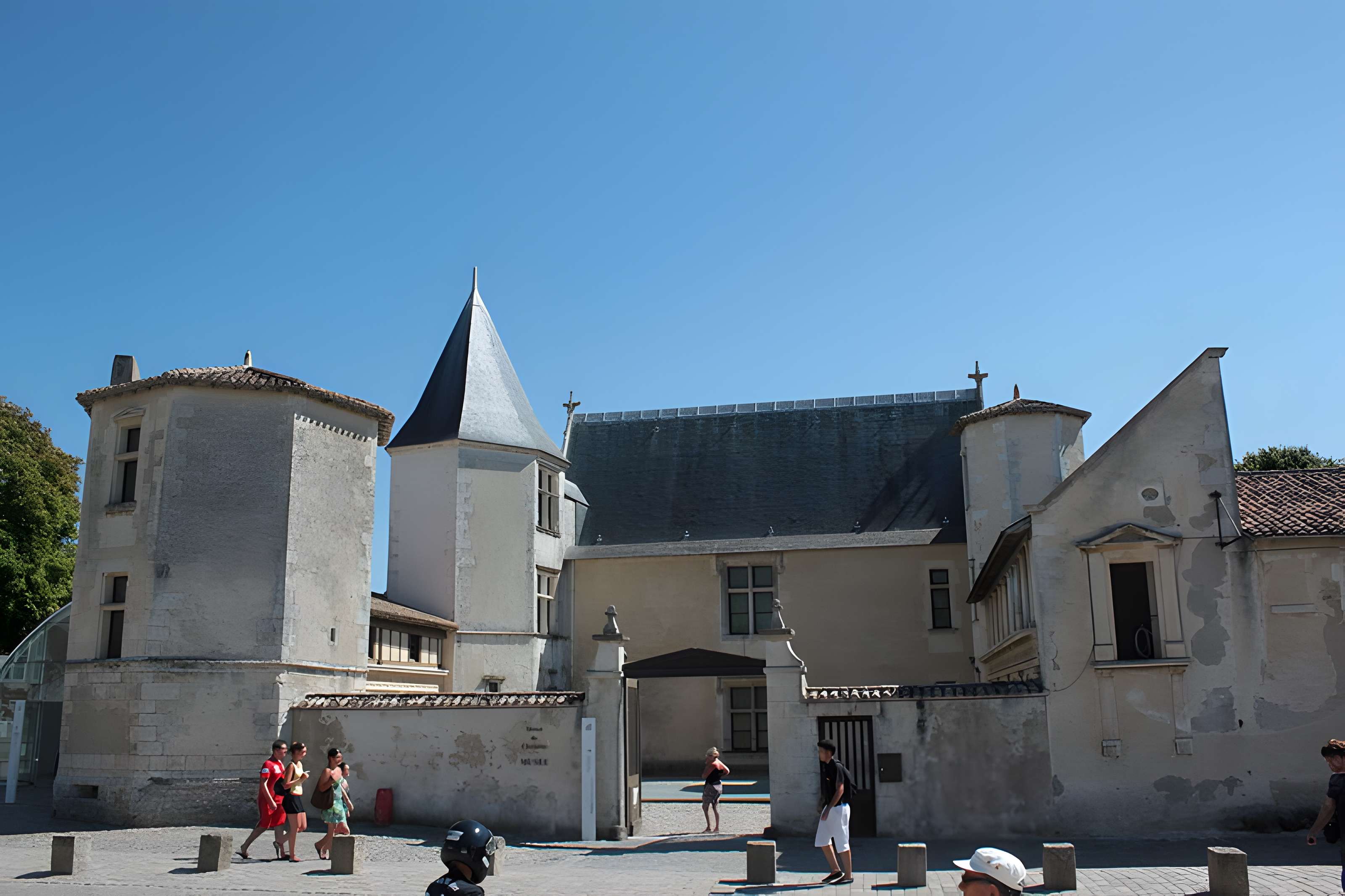 Ancienne abbaye, dénommée aussi ancien château des Seigneurs de Rhé ou ancien hôtel de Clerjotte