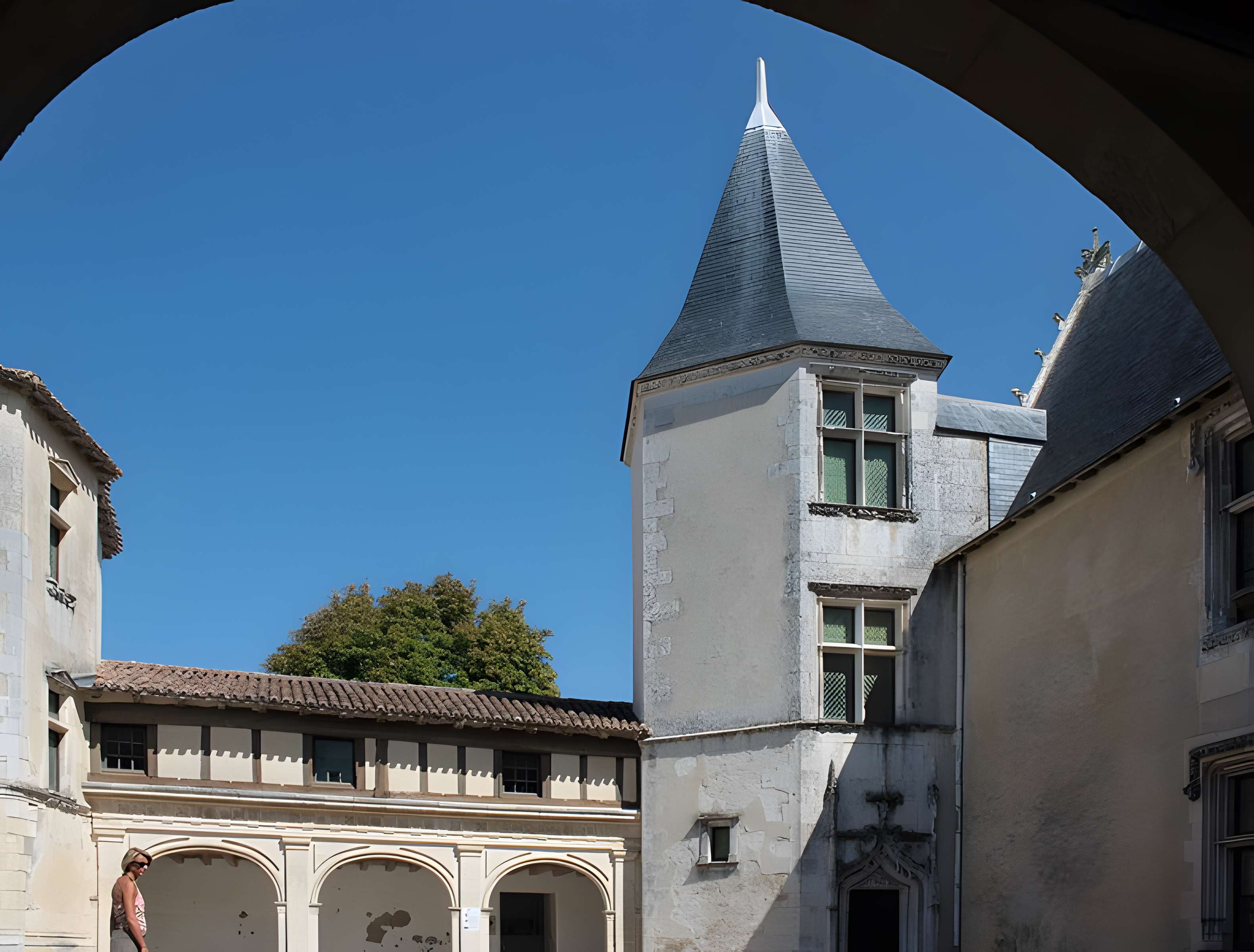 Ancienne abbaye, dénommée aussi ancien château des Seigneurs de Rhé ou ancien hôtel de Clerjotte