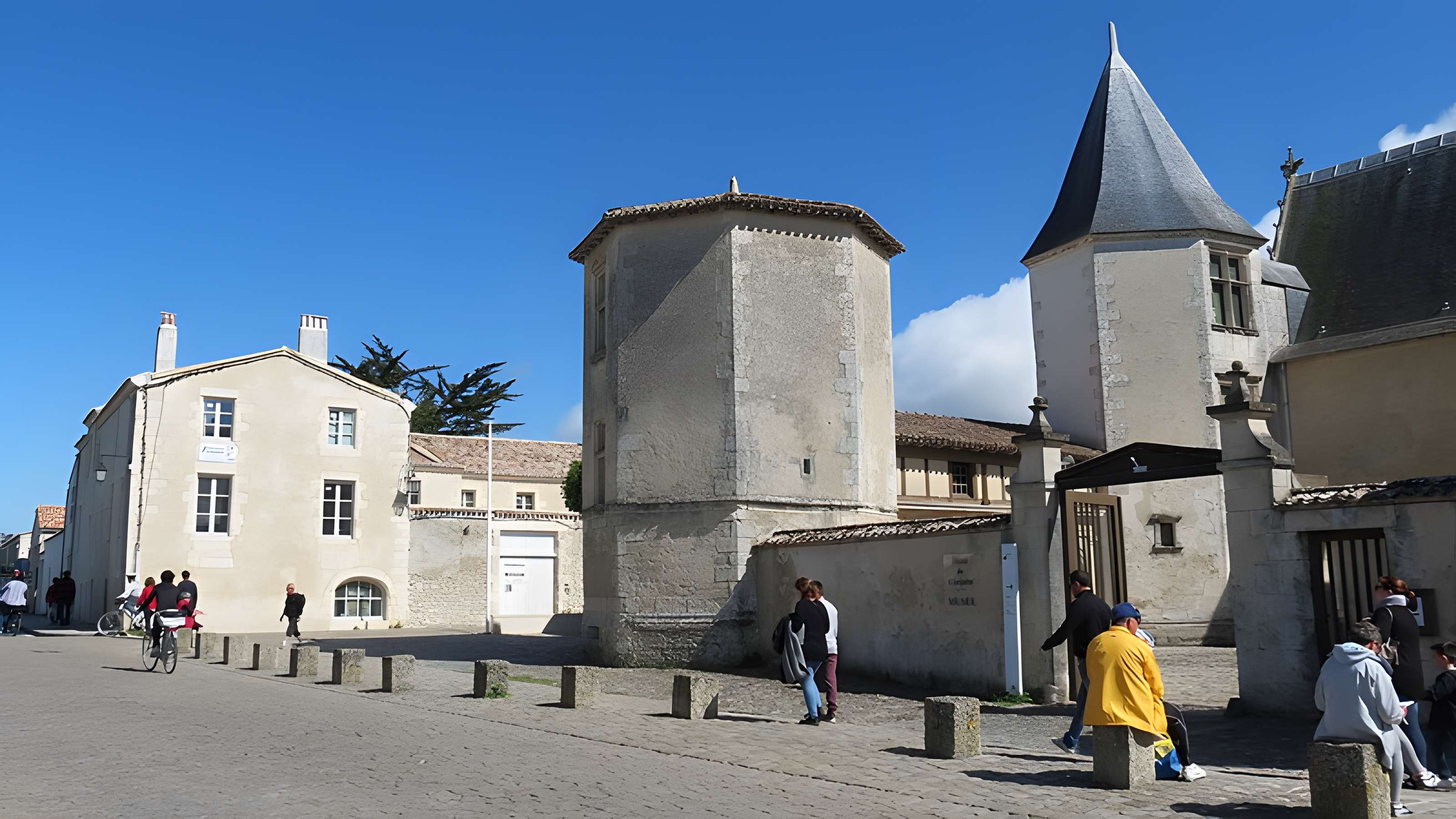 Ancienne abbaye, dénommée aussi ancien château des Seigneurs de Rhé ou ancien hôtel de Clerjotte