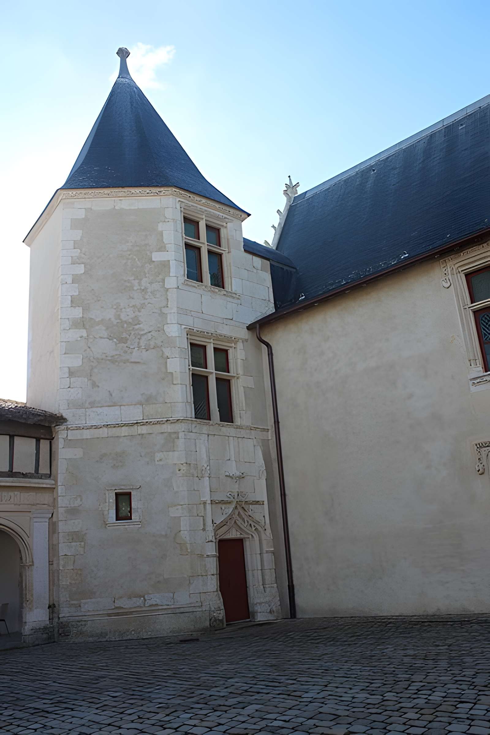 Ancienne abbaye, dénommée aussi ancien château des Seigneurs de Rhé ou ancien hôtel de Clerjotte