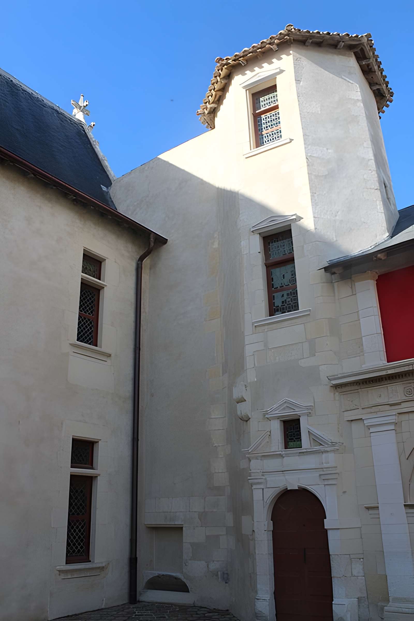 Ancienne abbaye, dénommée aussi ancien château des Seigneurs de Rhé ou ancien hôtel de Clerjotte