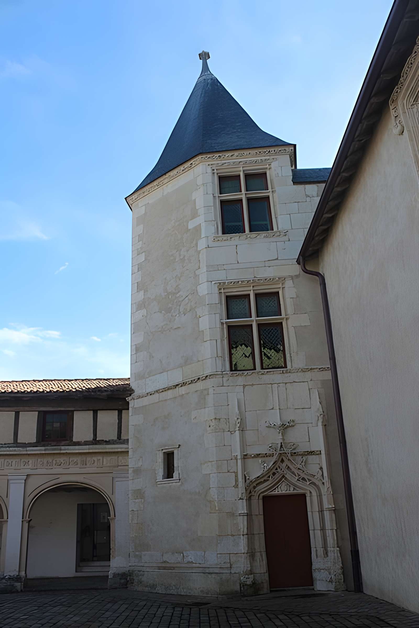 Ancienne abbaye, dénommée aussi ancien château des Seigneurs de Rhé ou ancien hôtel de Clerjotte