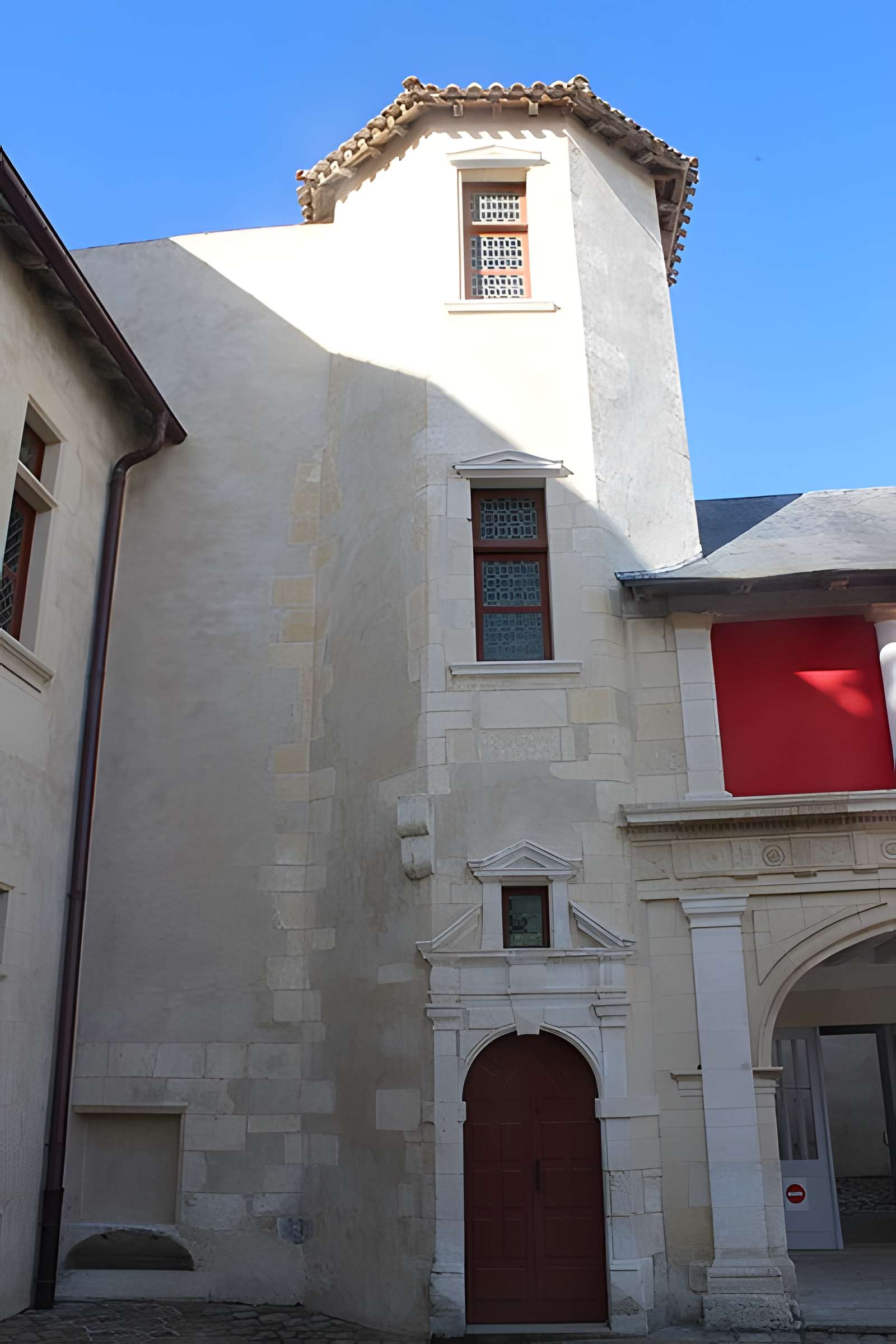 Ancienne abbaye, dénommée aussi ancien château des Seigneurs de Rhé ou ancien hôtel de Clerjotte