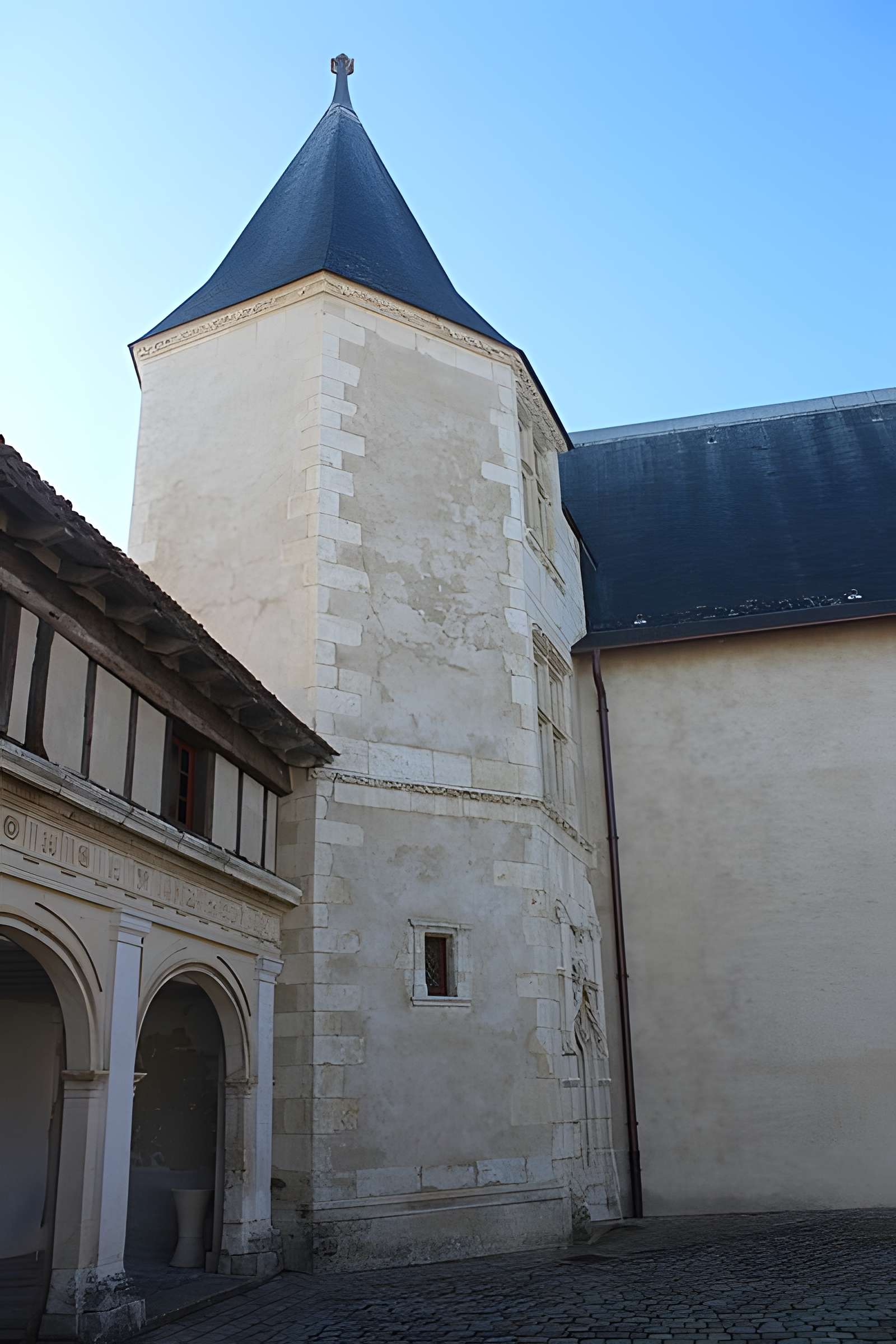 Ancienne abbaye, dénommée aussi ancien château des Seigneurs de Rhé ou ancien hôtel de Clerjotte