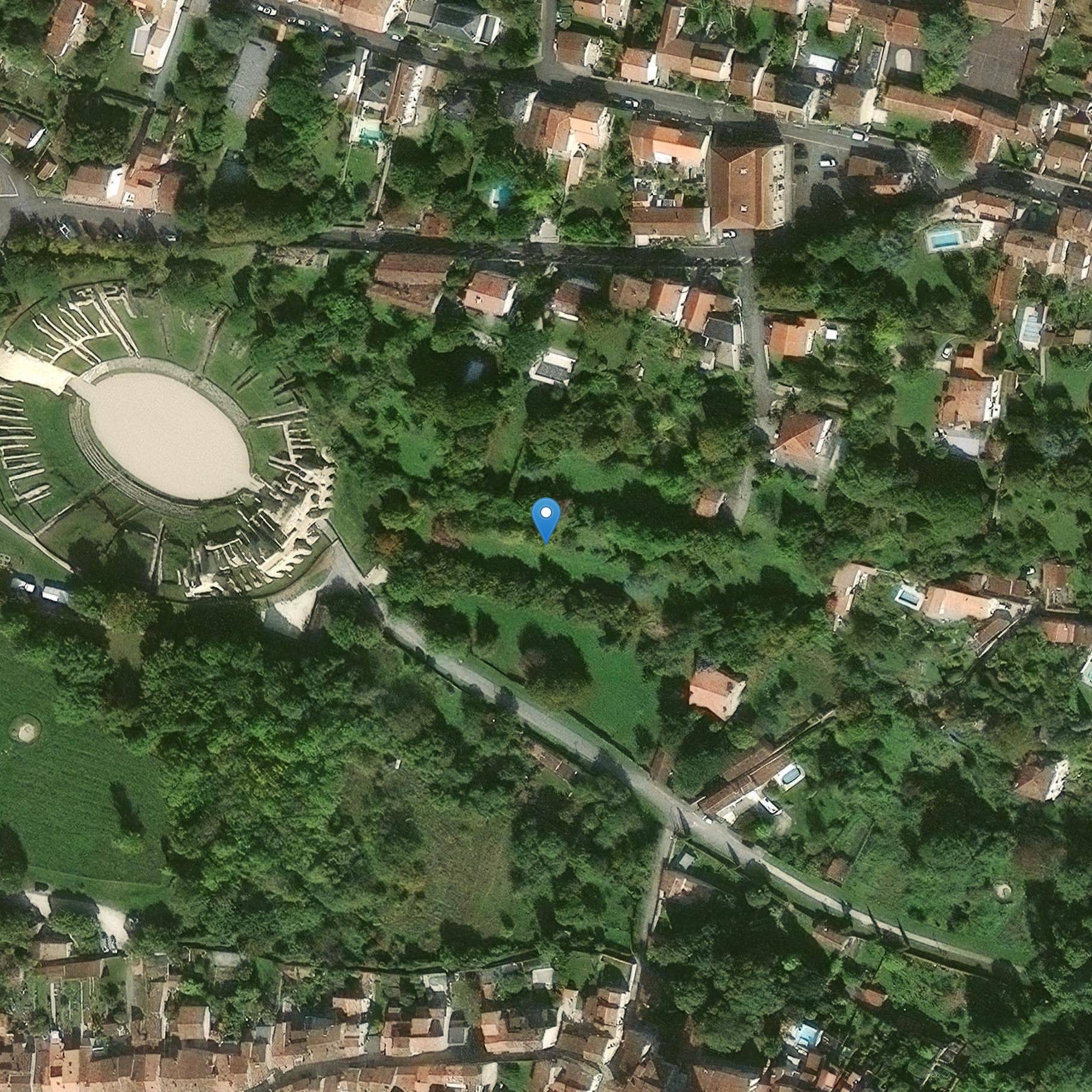 Photo de Terrain appartenant à M. Pitard situé en face de l'amphithéâtre