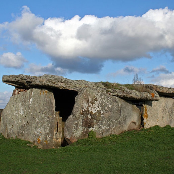 Photo de Dolmen de la Madeleine à Gennes