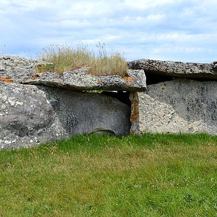 Photo de Dolmen de la Madeleine à Gennes