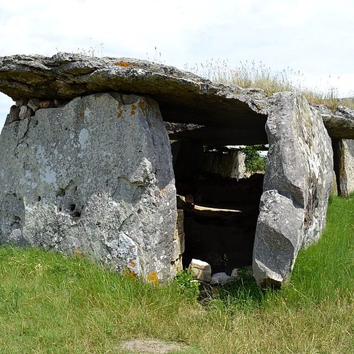 Photo de Dolmen de la Madeleine à Gennes