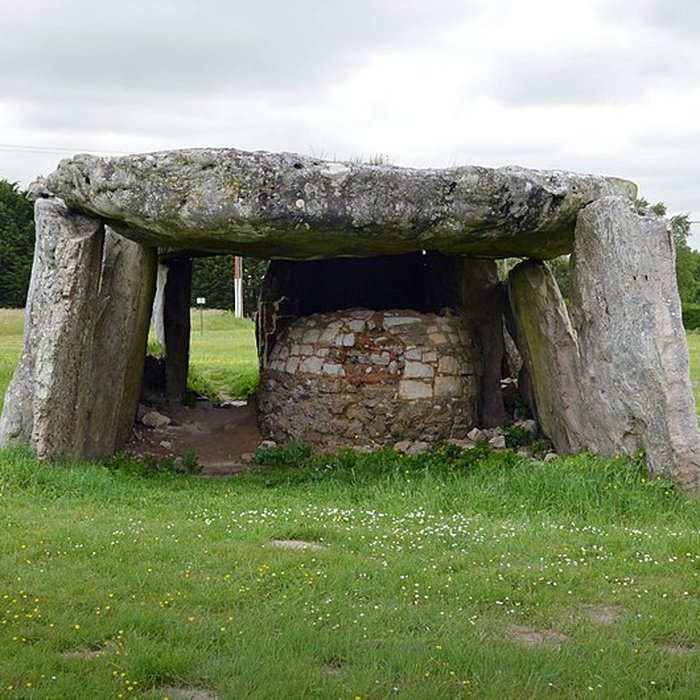 Photo de Dolmen de la Madeleine à Gennes