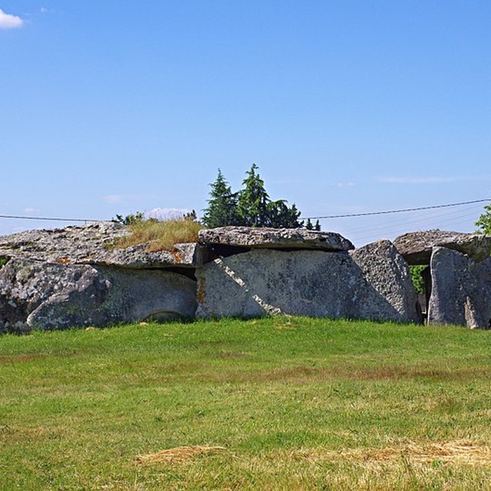 Photo de Dolmen de la Madeleine à Gennes