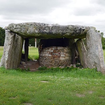 Dolmen de la Madeleine à Gennes