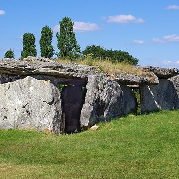 Dolmen de la Madeleine à Gennes