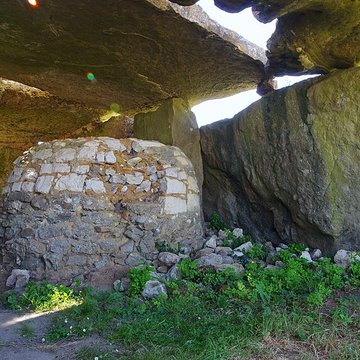 Dolmen de la Madeleine à Gennes