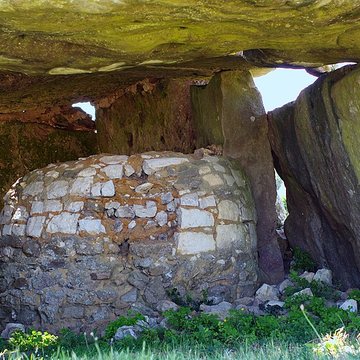 Dolmen de la Madeleine à Gennes
