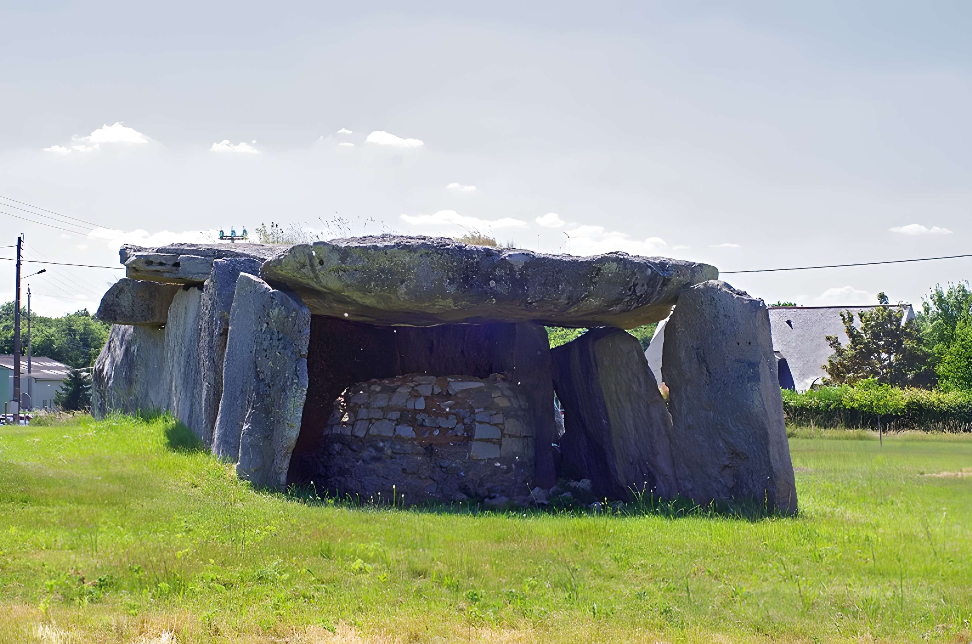Dolmen de la Madeleine à Gennes